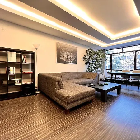 Lxry Bestekar Avenue At The Heart Of